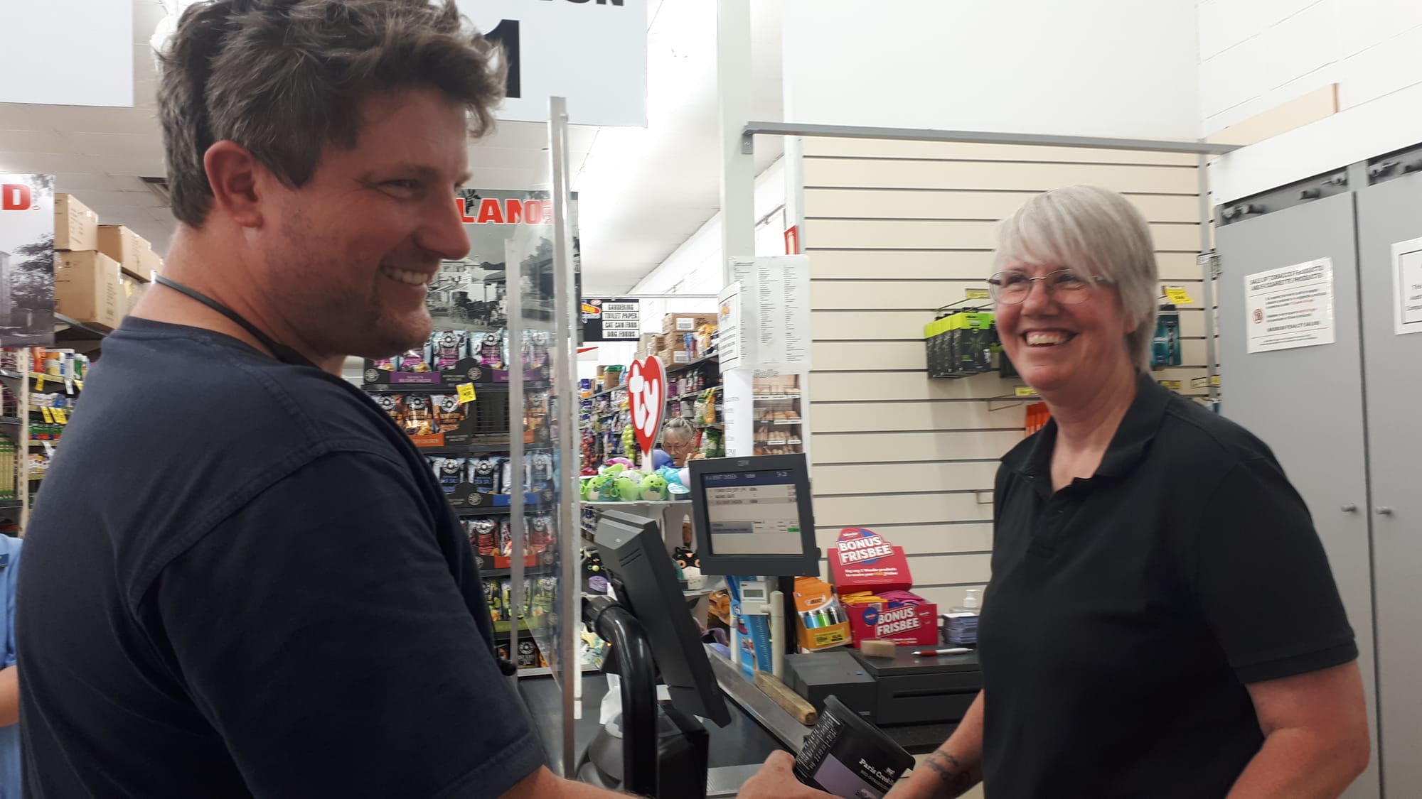 Hot shoppers dive into stores