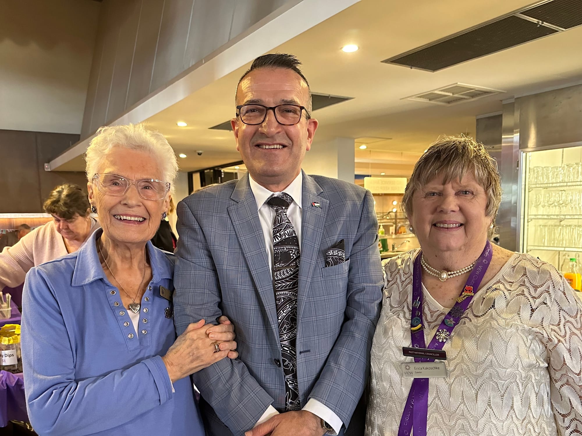 Women in arms with shared VIEW