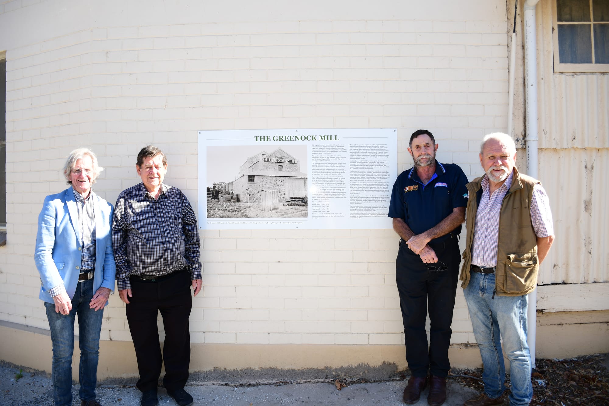 Milling to unveil a new plaque at Greenock