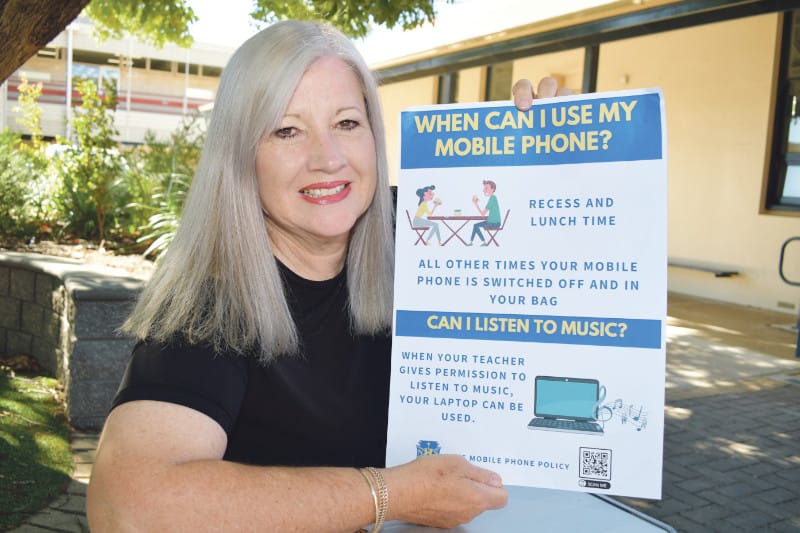 Mobile phones banned during class time post image