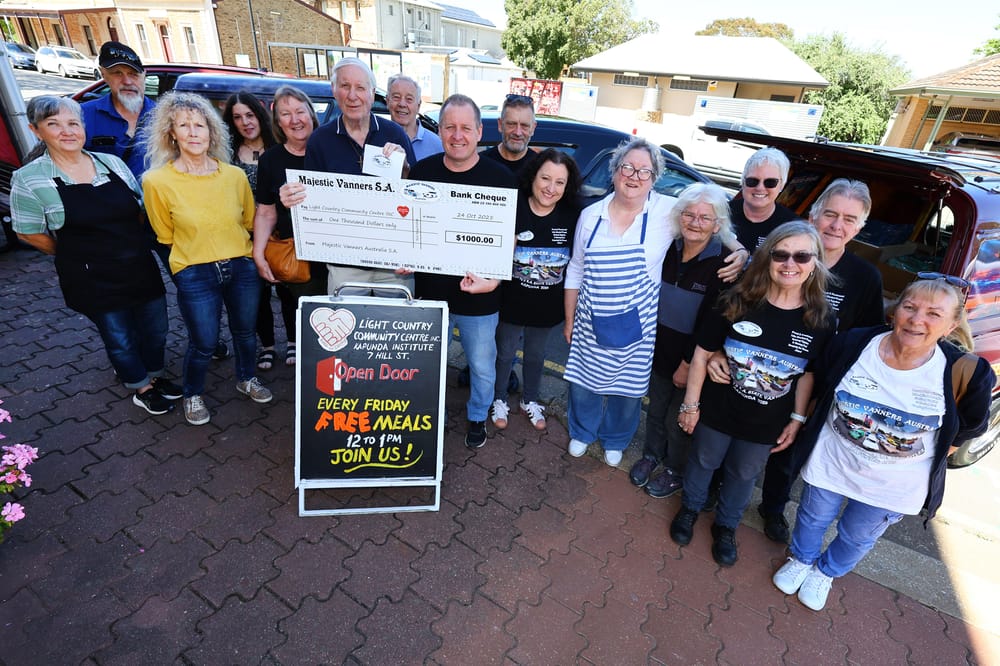 Vanners make donation to Kapunda centre post image