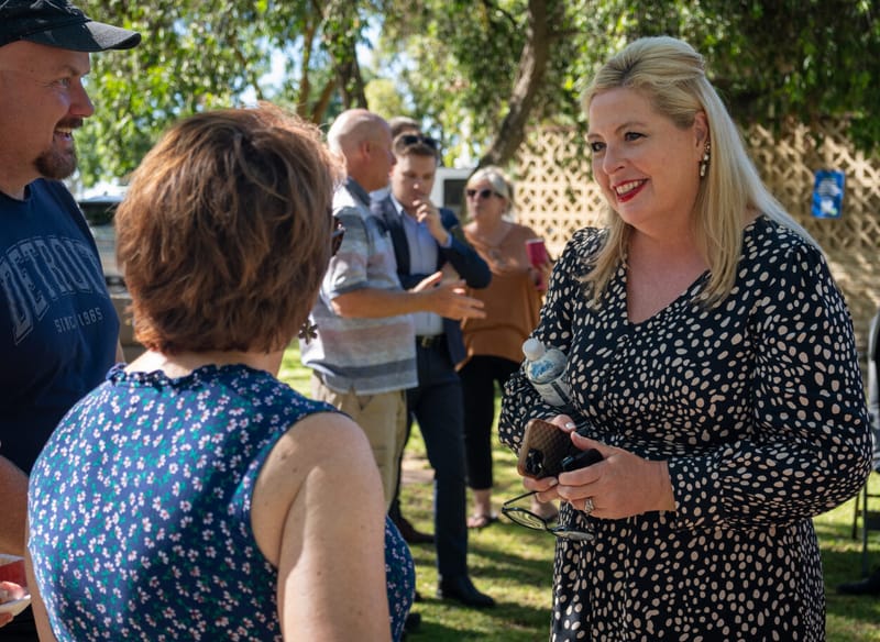 Minister Hildyard embraces KAravan Klub at Nuriootpa post image